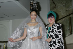 オートクチュールデザイナー 桂由美さん（右）とミス・インターナショナル2007日本代表 白田久子さん（左）